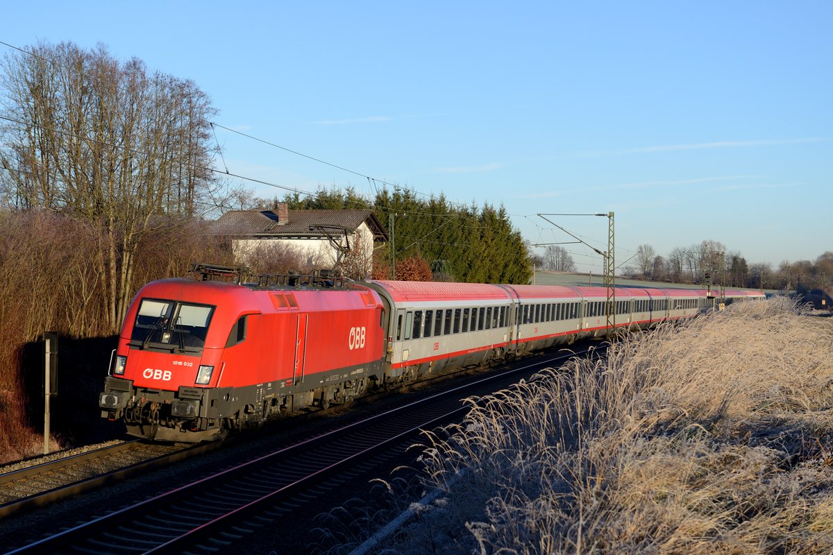 Gerade erst hat die Sonne das Gleisbett erreicht, als sich 1016.012 mit EC 111 nach Klagenfurt HBF elegant in den Bogen bei Vogl legt (14. Dezember 2013).
