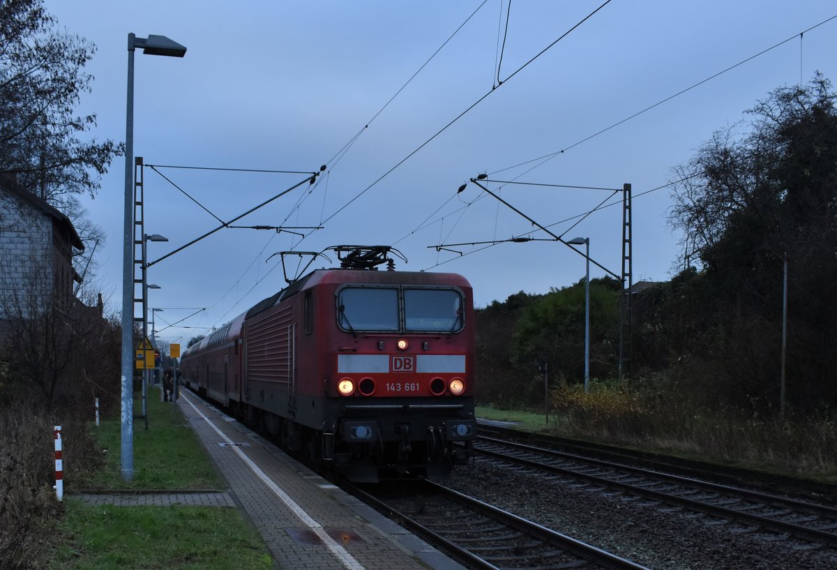 Gerade fährt die 143 661-7 mit ihrem um acht Minuten verspäteten RB 27 am heutigen späteren Nachmittag in Jüchen ein, sie ist auf dem Weg nach Mönchengladbach Hbf bei trübem Herbstwetter. 2.12.2016