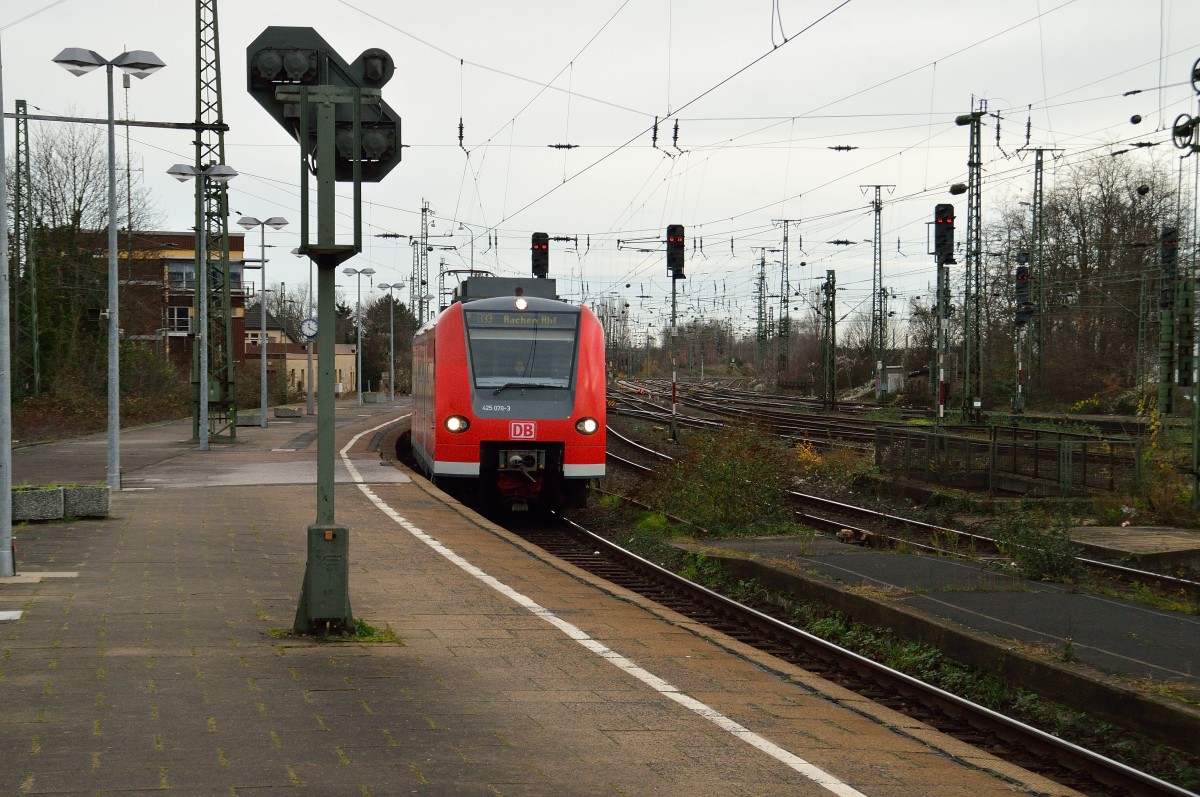 Gerade fährt der 425 078-3 auf Gleis 1 in den Mönchengladbacher Hbf ein. 
Er ist als RB 33 auf dem Weg nach Aachen.21.12.2013
