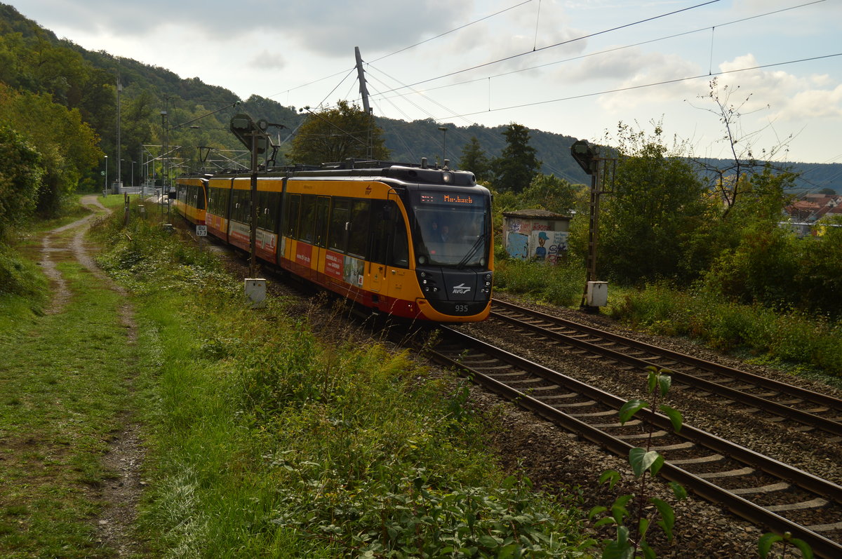 Gerade fahren der AVG 935 und 933 aus Haßmersheim aus in Richtung Mosbach.
11.10.2016(P.S. Gruß an den freundlichen Tf)