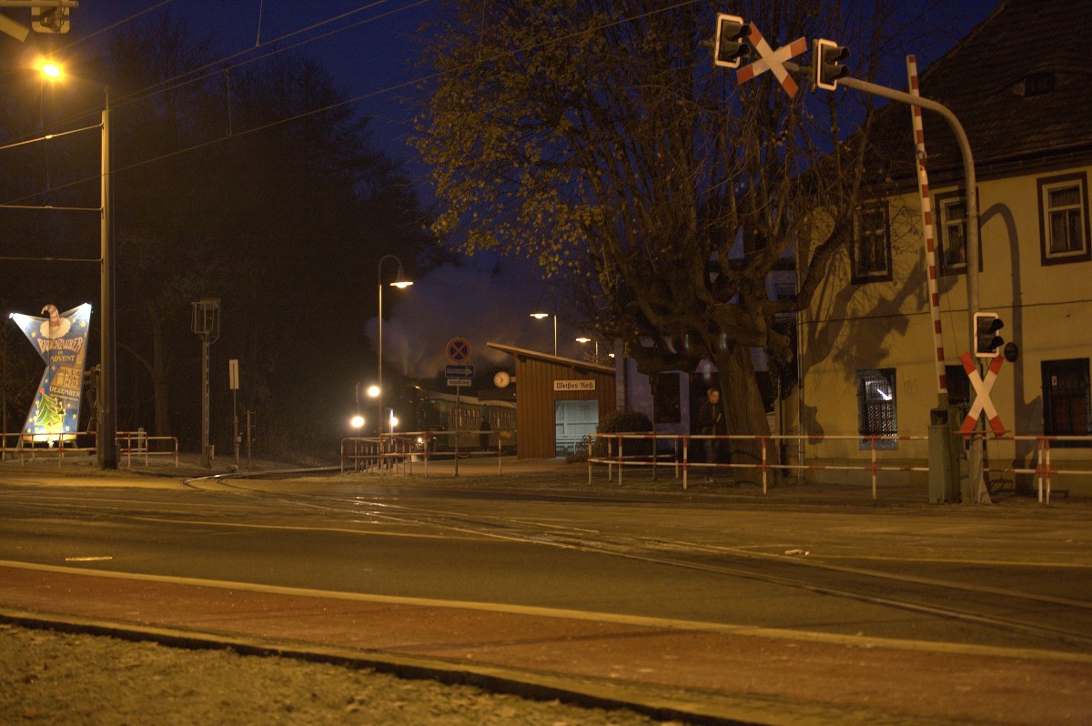 Gerade ist der Frühzug um 06:55 Uhr am Haltepunkt Weißes Ross zum Halten gekommen.
Noch sind die Schranken geöffnet.27.11.2013 Radebeul 