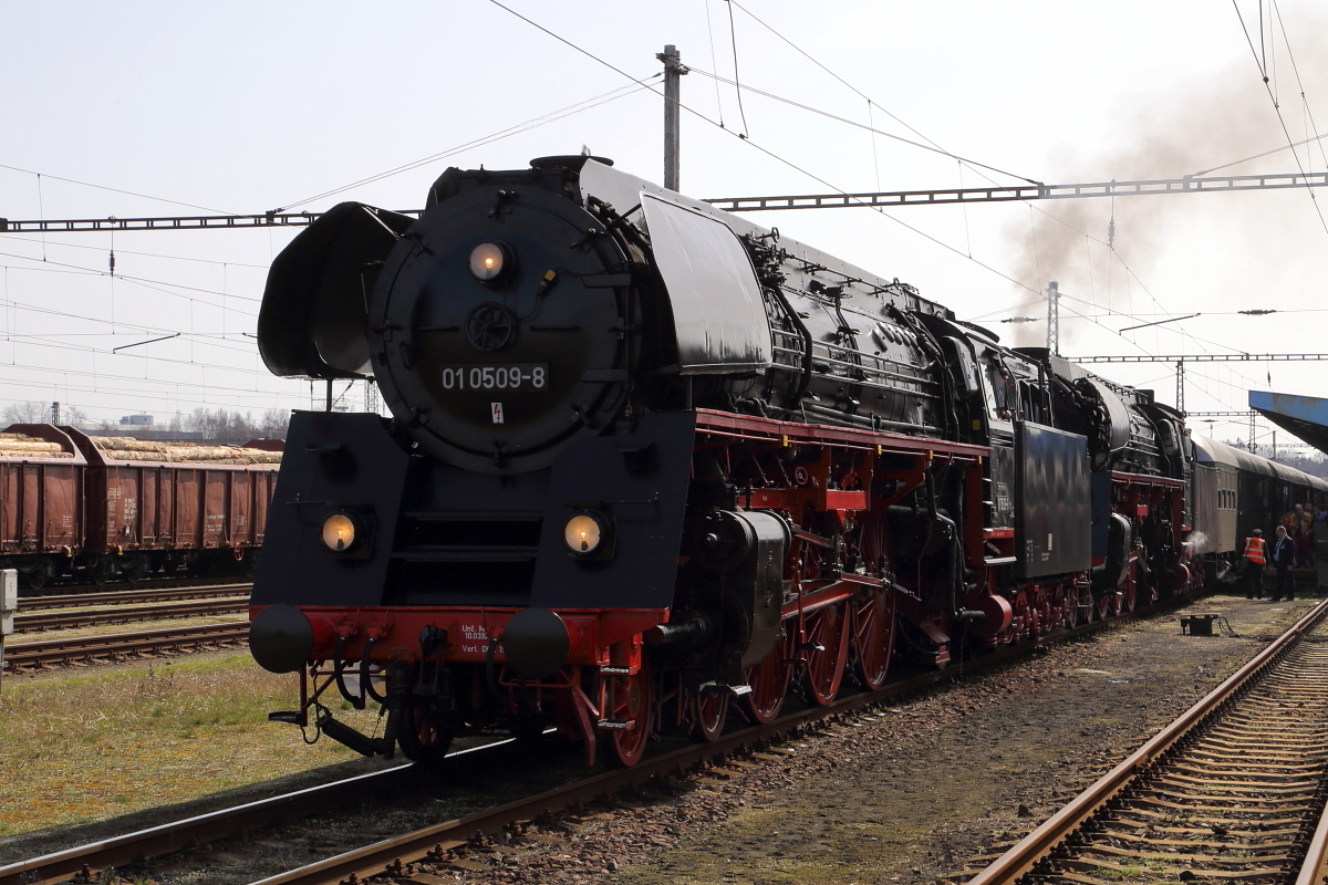 Gerade haben am Nachmittag des 02.04.2016 01 0509 und 01 1519 im Bahnhof Cheb (Eger) wieder an ihren Sonderzug der Eisenbahnfreunde Glauchau und der PRESS angekuppelt. Kurz zuvor sind sie im hiesigen Bw gedreht und mit Wasser versorgt worden. Nun steht die Rückfahrt zum Ausgangsbahnhof Dresden an, welche über Karlovy Vary, Decin und Bad Schandau führt. (Bild 1)