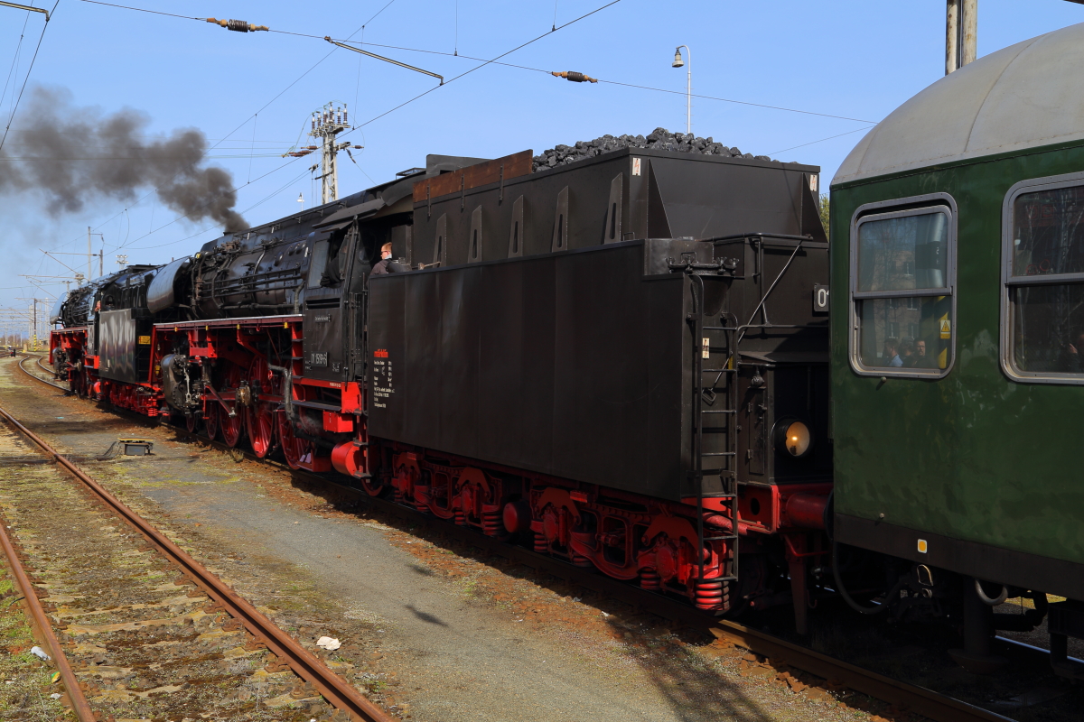 Gerade haben am Nachmittag des 02.04.2016 01 0509 und 01 1519 im Bahnhof Cheb (Eger) wieder an ihren Sonderzug der Eisenbahnfreunde Glauchau und der PRESS angekuppelt. Kurz zuvor sind sie im hiesigen Bw gedreht und mit Wasser versorgt worden. Nun steht die Rückfahrt zum Ausgangsbahnhof Dresden an, welche über Karlovy Vary, Decin und Bad Schandau führt. (Bild 2) Das Bild zeigt die Maschinen unmittelbar vor der Abfahrt.