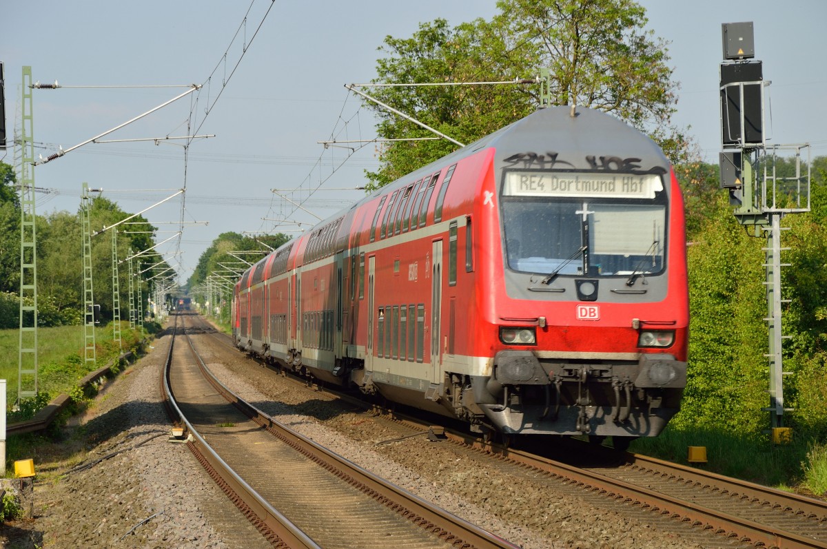 Gerade hat dieser von der 111 116 gezogene RE4 Geilenkirchen verlassen und strebt nun Lindern entgegen auf seinem Weg von Aachen Hbf nach Dortmund. 18.5.2014