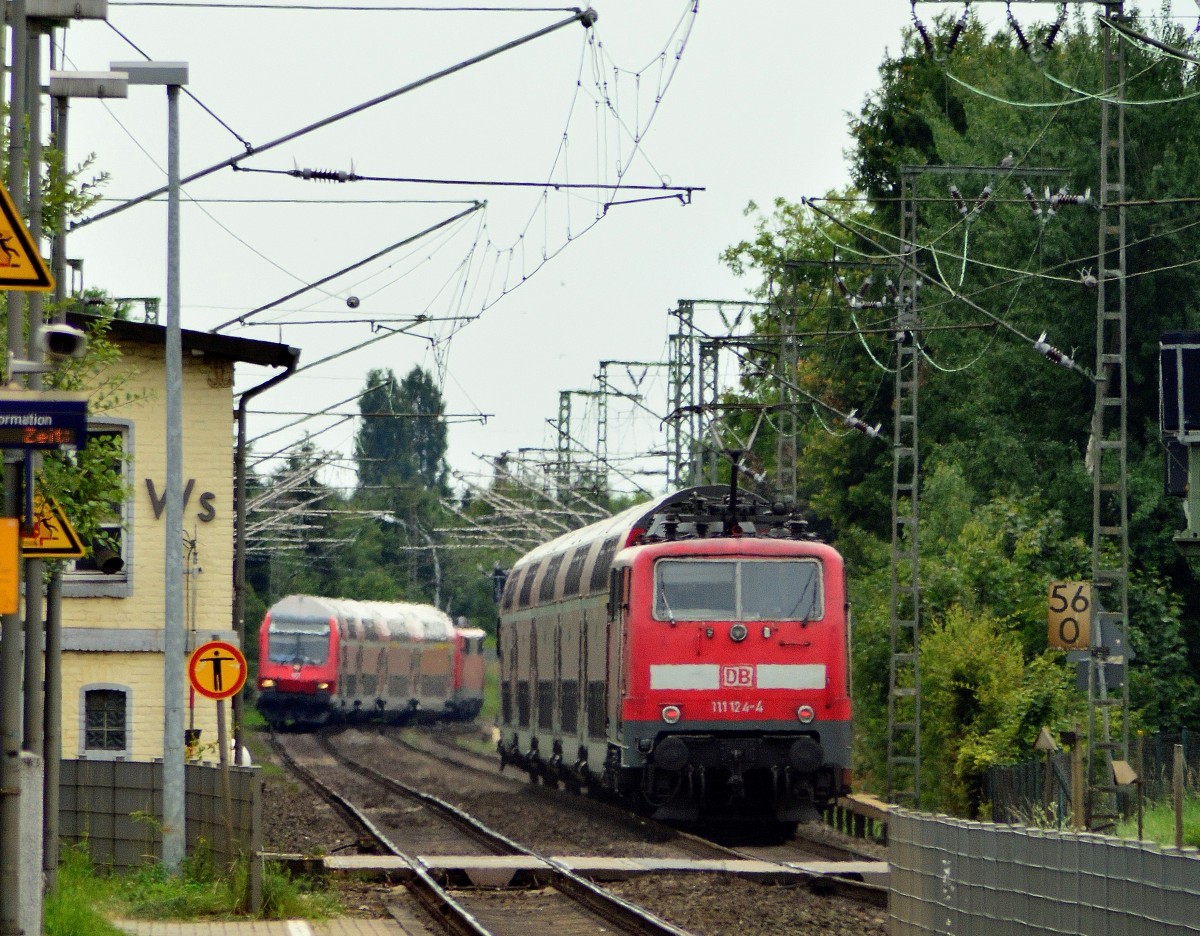 Gerade hat die 111 124-4 mit ihrem RE 4 Wickrath gen Aachen durchfahren und begegnet der 111 096 die mit ihrem Zug nach Mönchengladbach fahren entgegen kommt.21.6.2014