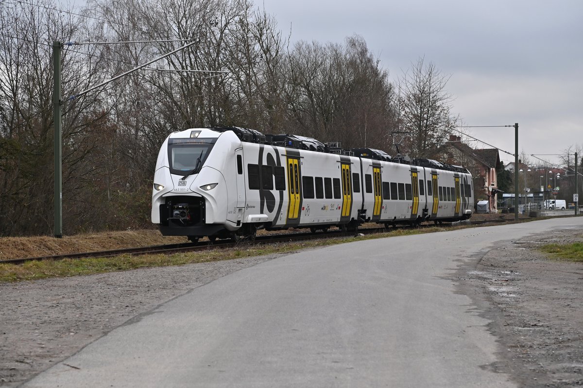 Gerade hat der 463 551 als S51 nach Heidelberg den Bahnsteig in Aglasterhausen verlassen. 5.1.2021