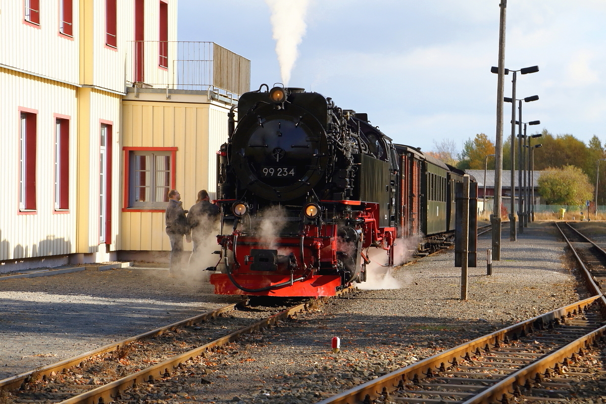 Gerade hat 99 234 am 21.10.2018 mit ihrem IG HSB-Sonder-PmG den Bahnhof Stiege erreicht. Hier steht nun der nächste (Foto)-Tagesordnungspunkt an, die Fahrt durch die allseits bekannte Wendeschleife.
