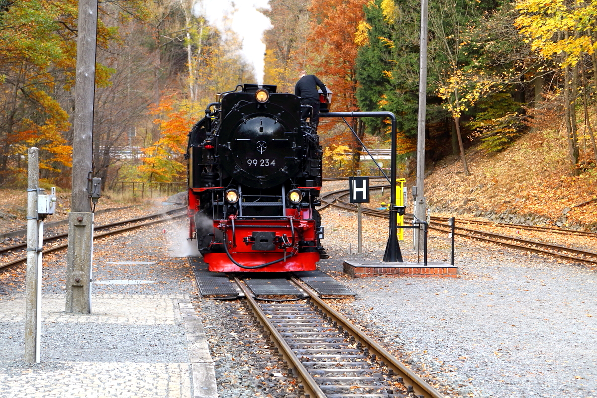 Gerade hat 99 234 am 21.10.2018 im Bahnhof Eisfelder Talmühle umgesetzt und steht nun am Wasserkran, welcher vom Lokführer punktgenau über die Füllluke des Wasserkastens positioniert wird. Die Aufnahme entstand im Rahmen einer Sonderzugveranstaltung der IG HSB.