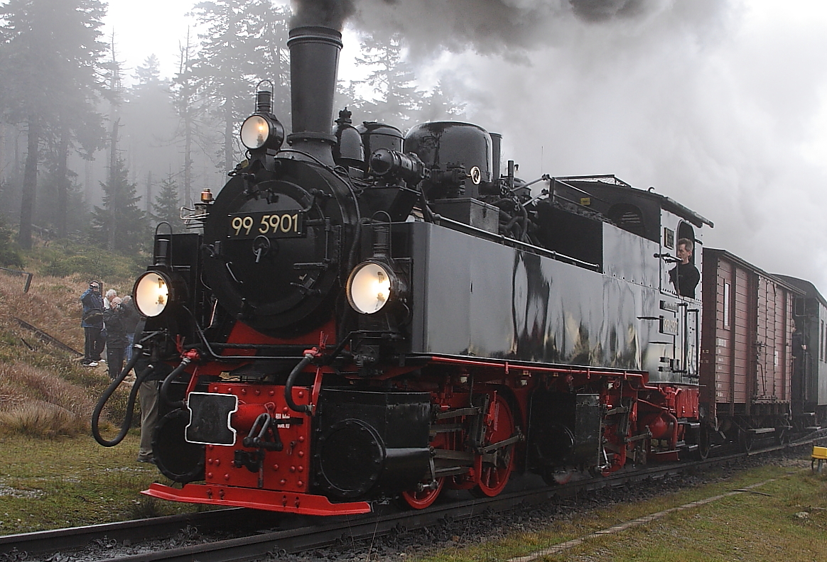 Gerade hat 99 5901 am Nachmittag des 18.10.2013 ihren Sonderzug der IG HSB aus dem Stichgleis der Ausweichstelle  Goetheweg  gezogen und h�lt jetzt an, um die Fahrg�ste wieder einsteigen zu lassen. Danach geht es mit Volldampf weiter zum Brockenbahnhof.