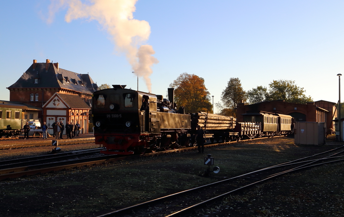 Gerade hat 99 5906 am Morgen des 19.10.2014 im Bahnhof Gernrode an ihren Sonder-PmG der IG HSB angekuppelt, um ihn hierauf am Bahnsteig zur Abfahrt bereitzustellen. Ziel der heutigen Fahrt, welche im Rahmen einer dreitägigen Veranstaltung stattfindet, sind Harzgerode und Straßberg, wobei zahlreiche Rangierarbeiten anstehen. Ganz links schaut der zweite Sonderzug des Vereins ins Bild, der unter Traktion von 99 6001 wenig später mit den gleichen Zielen abdampfen und ein ähnliches Programm absolvieren wird.
