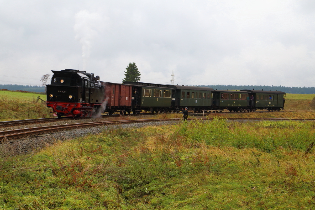 Gerade hat am 18.10.2015 99 6001 ihren IG HSB-Sonderzug aus dem Stieger Bahnhof hinaus auf die Hasselfelder Strecke geschoben und ist zum Halten gekommen, da kann auch der Lokführer der Maschine die Gelegenheit nutzen und mal einen Schuß von seinem Arbeitsplatz machen! ;-) Notwendig wurde diese Rangierfahrt, um Platz für das Umsetzen von zwei Plantriebwagen zu schaffen. Auch solche Szenen gibt es i.d.R. nur bei Sonderzugveranstaltungen!