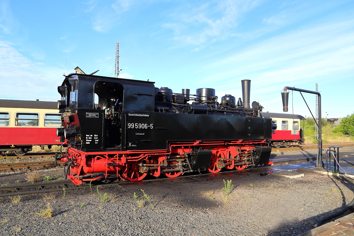 Gerade hat am Morgen des 07.07.2018 Mallet-Lok 99 5906 ihren Servicestandort im Bw Nordhausen erreicht und wird nun für ihren Sonderzugeinsatz für die IG HSB vorbereitet. Dazu gehören Entaschen von Feuerbüchse und Rauchkammer, Abölen, Wassernehmen und Kohle bunkern. Es ist also noch Einiges zu tun, bevor die 100-jährige Dame wieder zeigen kann, daß sie noch lange nicht zum alten Eisen gehört und auch heute noch zuverlässig ihren Dienst versieht!