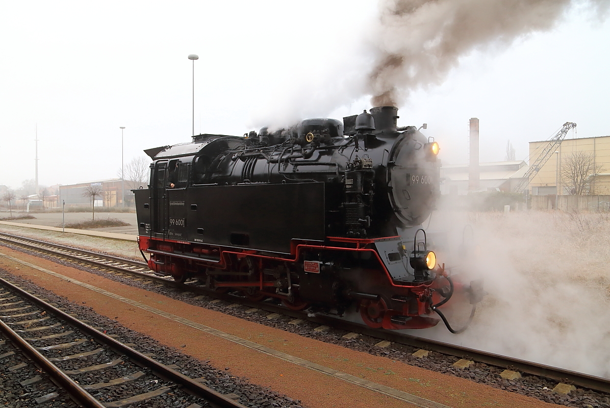 Gerade hat am nebligen Morgen des 15.02.2015 99 6001 von ihrem IG HSB-Sonderzug abgekuppelt und ist jetzt im Bahnhof Quedlinburg auf Umsetzfahrt ans andere Ende desselben. Wenig später beginnt die Fahrt in Richtung Nordhausen Nord.