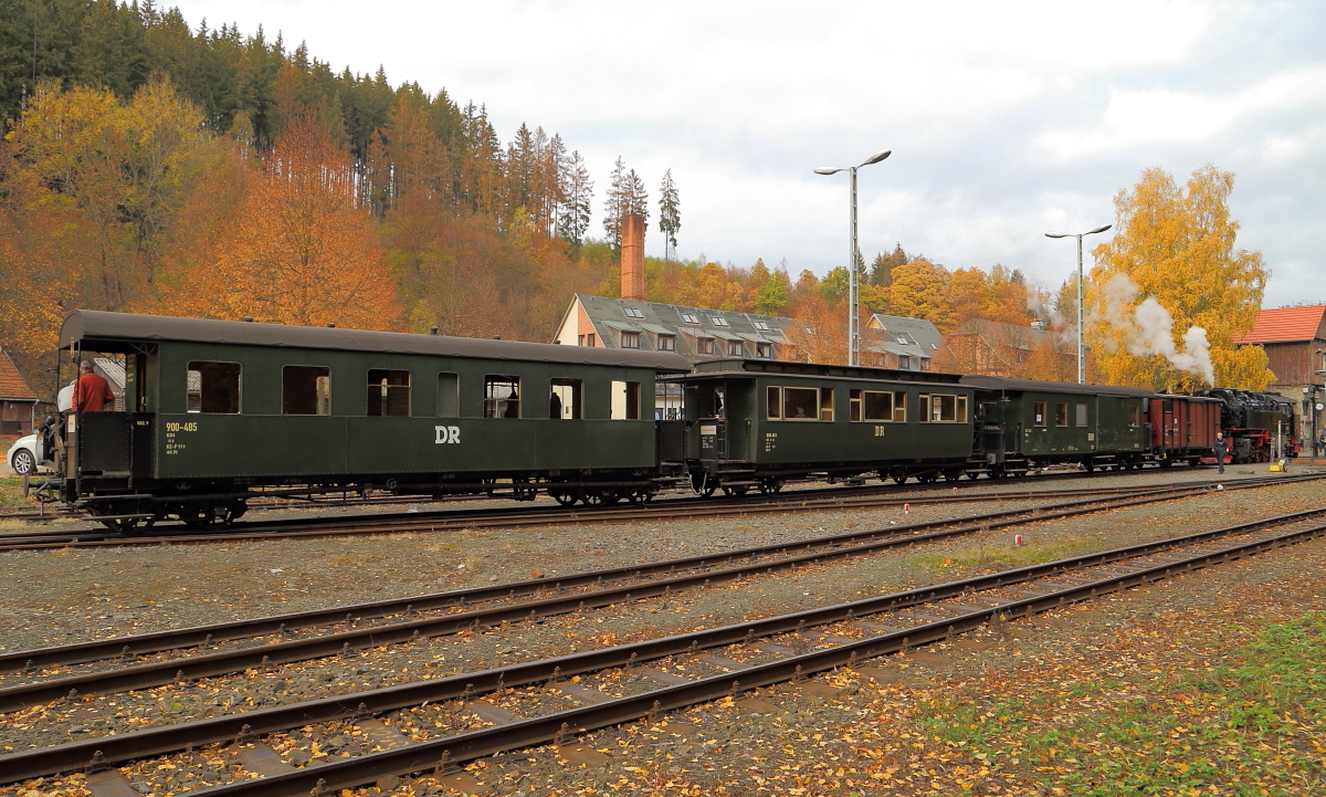 Gerade hat am späten Nachmittag des 20.10.2018 der IG HSB-Sonder-PmG, mit 99 234 an der Spitze, den Bahnhof Alexisbad erreicht. Hier steht nicht nur das Wasserfassen der Lok an, sondern der PmG wird nun auch zum normalen Personenzug umfunktioniert, da der letzte Güterwagen gleich aus dem Zugverband rangiert und auf`s Abstellgleis verbracht wird.