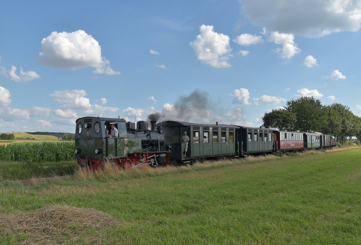 Gerade hat die Haspe Nr. 20 den Haltepunkt Gelindchen passiert und fährt nun gen Birgden. 6.8.2017