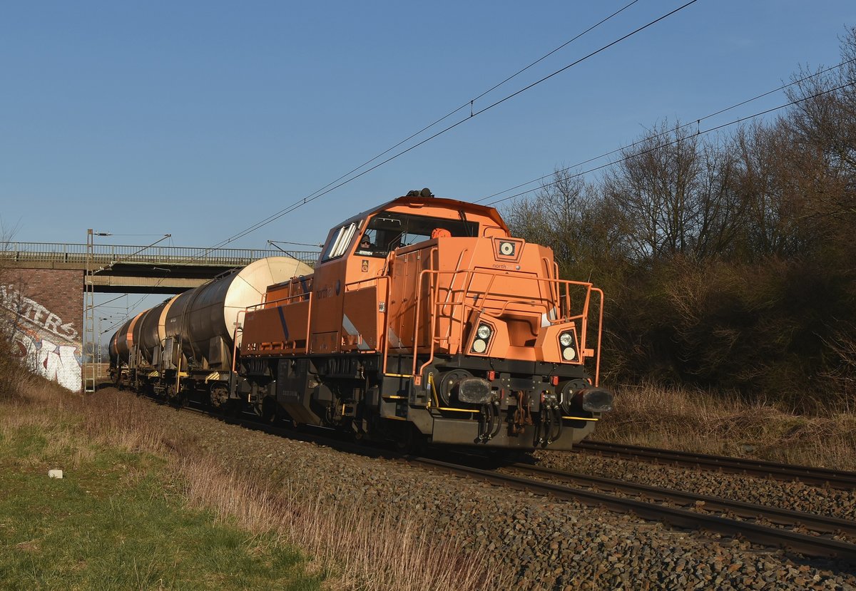 Gerade hat die Northrail 1261 301-6 mit einem Tankwagenzug die L116 Brücke unterquert auf ihrem Weg gen Rheydt auf der Kbs 465 am heutigen Nachmittag.