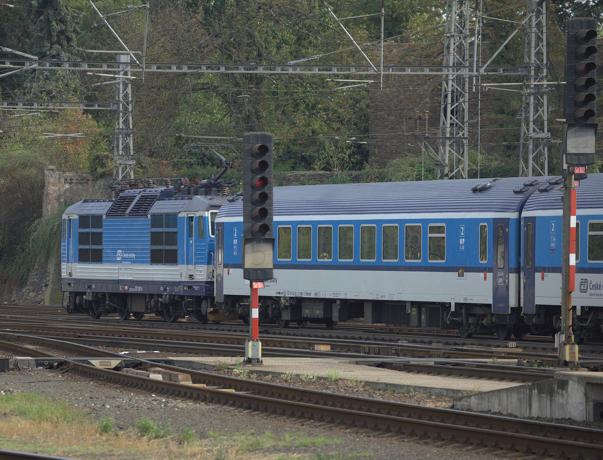  Gerade  noch kein Zwergsignal, aber deutlich niedriger als das Nachbarsignal, so in Kolin gesehen.Rechts fährt ein Rx Richtung Ostrava aus. 21.09.2018 15:36 Uhr.