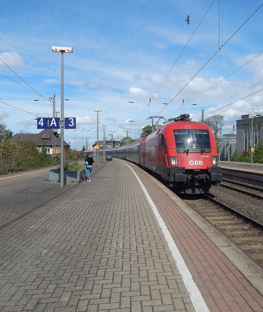 Gerade noch rechtzeitig gesehen kam überraschend 1016 047 mit dem Wagenpark des EN420 durch Neuss in Richtung Dormagen gefahren. Vermutlich wird er in Köln Deutzer Feld abgestellt.

Neuss 04.05.2015
