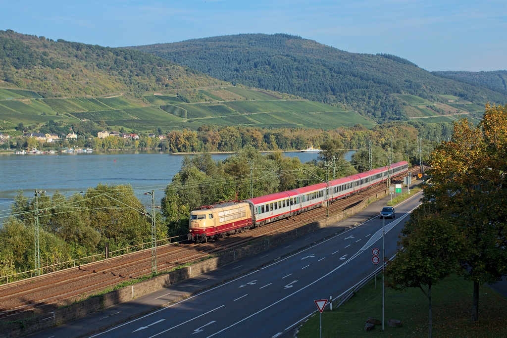 Gerade noch rechtzeitig vor den Schatten schaffte es in Rheindiebach am 17.9.2014 der IC 118 mit der 103 113 und 11 Minuten Verspätung