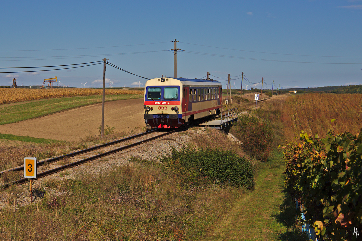 Gerade rund um Auersthal gibt es viele sehr reizvolle Fotopunkte, wie hier mit der für das Weinviertel so typischen Pumpen.
Am 29.09.2019 ist der Triebwagen 5047.027 gerade nach Auersthal unterwegs.