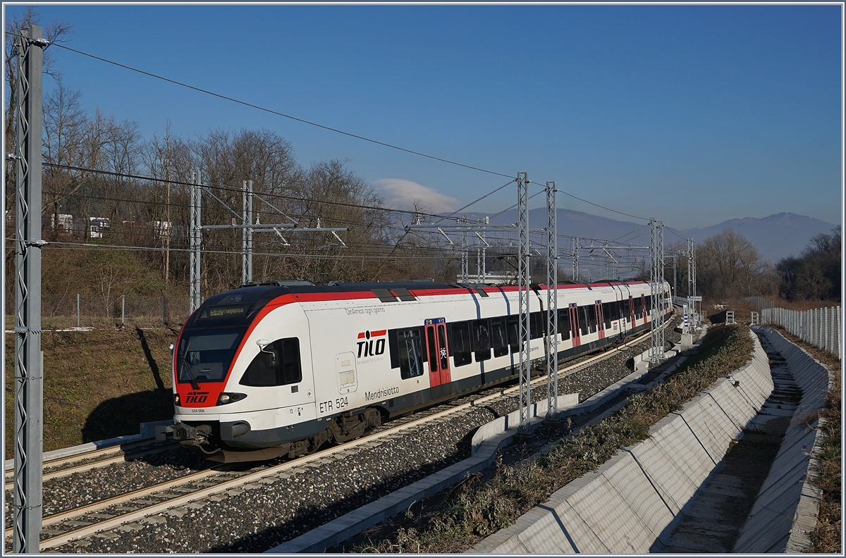 Gerade die Schweiz verlassen, erreicht der SBB TILO RABe 524 008  Mendrisiotto  als S 40 25421 von Como S. Giovanni nach Malpensa Aeroporto T2 in Kürze den Bahnhof Cantello-Gaggiollo. 


5. Jan. 2019