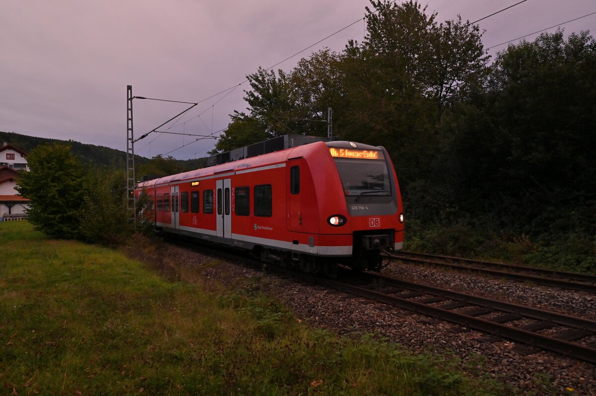 Gerade verlässt der 425 756-4 als S2 nach Mosbach Baden Neckargerach in Richtung Binau. 27.9.2021