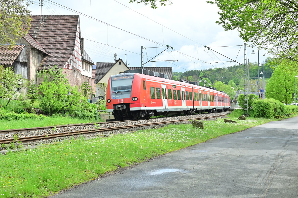 Gerade verlässt der 425 780 mit seinem S1 Zug nach Kaiserslautern Hbf den Bahnhof Auerbach bei Mosbach am 10.5.2023 