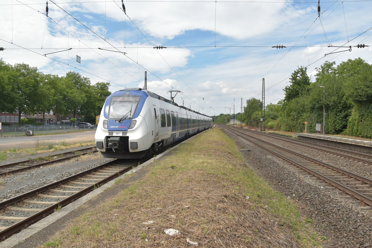 Gerade verlässt der NX 861 Bonn-Mehlem nach Wuppertal Barmen.
Wegen Bauarbeiten nach dem Ferienbeginn in NRW um ein ESTW an zu schließen ist Wuppertal mal wieder vom Schienennetz abgeklemmt, 45 Tag ist das Ziel in der alle Bauarbeiten abgeschlossen sein sollen. Bonn-Mehlem den 8.7.2017