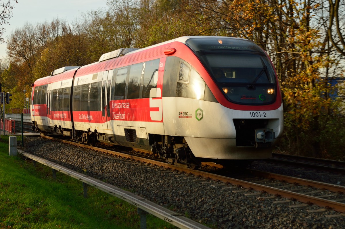 Gerade verlässt der VT 1001-2/9580 0643 228-9 D-REGIO den Bahnhof Kaarst-IKEA in Richtung Neuss als S28 nach Mettmann Stadtwald. 23.11.2014