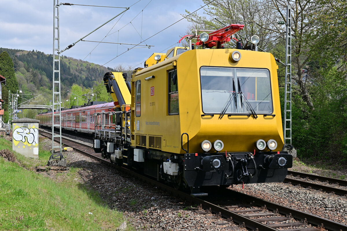 Gerade war ein S2 Zug nach Neustadt Weinstraße eingefahren als dieses GAF mit Kran und der Nummer 703 107-3 durch Neckargerach gen Binau gefahren kam. 21.4.2022
