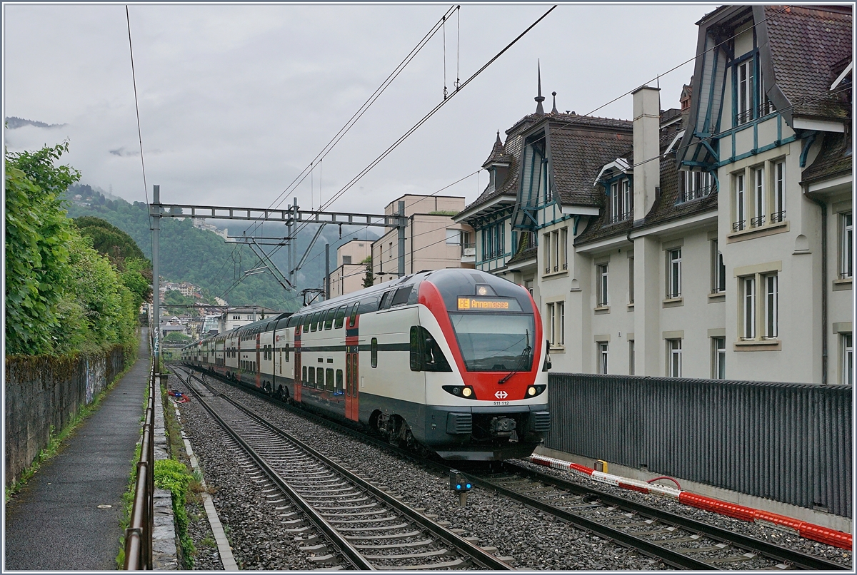 Gerade weil der kurze Strecken-Abschnitt von Clarens nach Montreux nicht zu den  Highlights  der Simplon-Strecke gehört, reizte es mich, hier ein paar Bilder zu machen; eins davon zeigt den SBB RABe 511 112 und den RABe 511 119 unterwegs von St-Maurice nach Genève kurz nach dem Halt in Montreux. 

5. Mai 2020