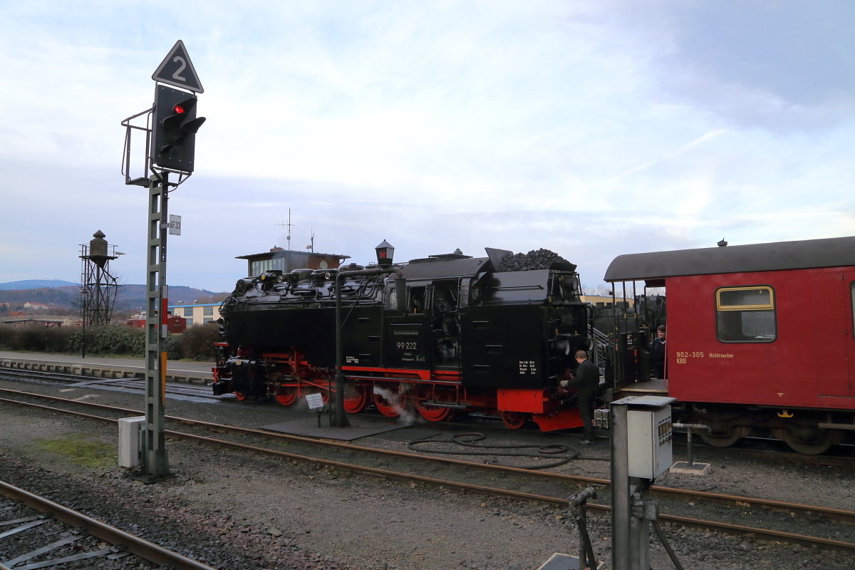 Gerade wird 99 222 am Vormittag des 07.02.2016 auf Gleis 31 im HSB-Bahnhof Wernigerode an P8931 für eine Brockenfahrt angekuppelt.
