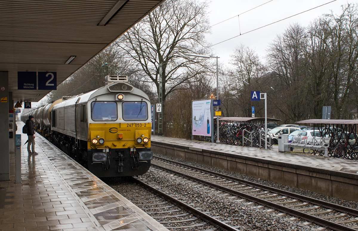 Geradenoch abgepaßt wurde die langsam durch den Haltepunkt Poing fahrende 247 053-2 mit ihrem Kesselzug Richtung München am 09.03.17.