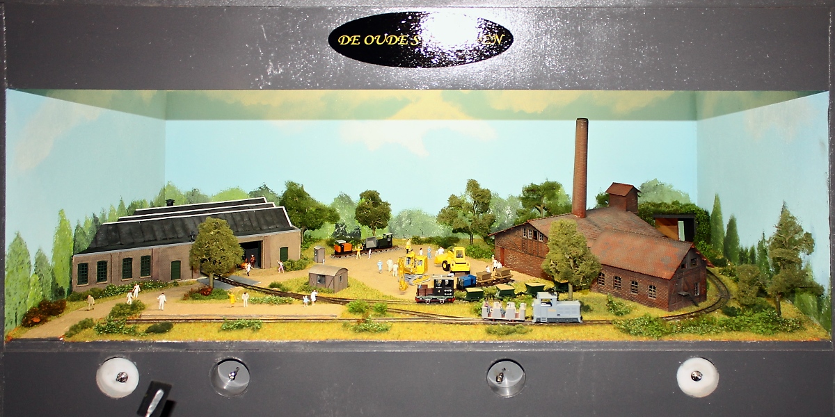 Gerard van de Weijer -  De oude Steenove 

Internationale Modellbahnausstellung der IGM Kaarst, 23.02.2013

 Gezeigt wird ein alter Steinofen, der liebevoll wieder in Betrieb genommen wurde. Ein kleines Freilichtmuseum in den Niederlanden mit eigener Schmalspurstrecke (Hoe und HOf), in welchem die Herstellung keramischer Erzeugnisse besichtigt werden kann. 