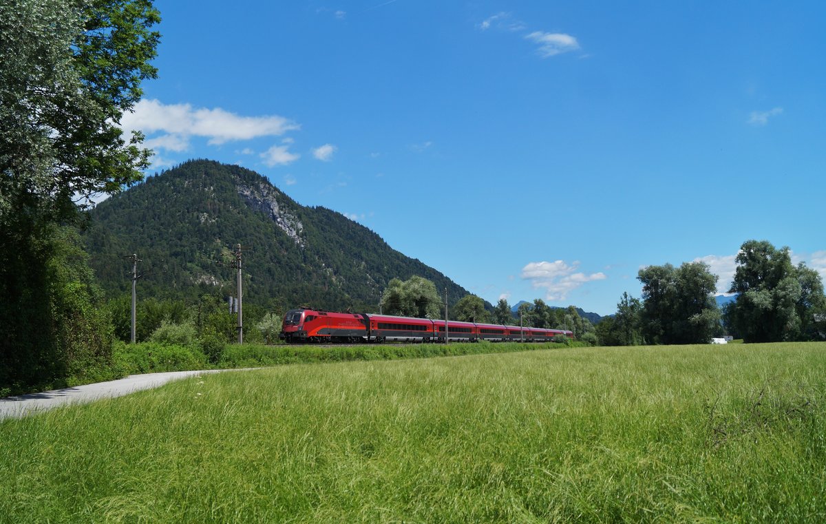 Gering verspätet war der RJ 662  Achensee  (Flughafen Wien - Bregenz) am 30.6.2020 bei Schaftenau auf dem Weg Richtung Vorarlberg. Der nächste Aufenthalt wird Wörgl Hauptbahnhof sein.
