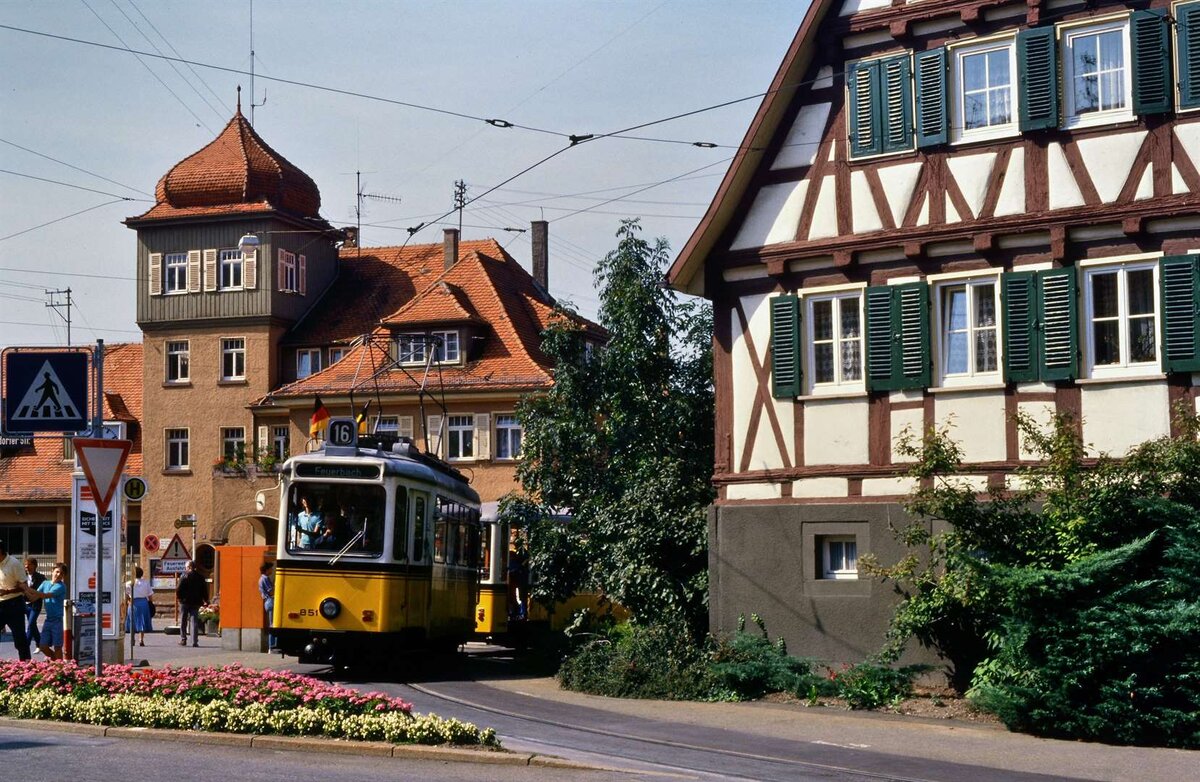 Gerlingen, du Wunderbare....Vielleicht sollte ein Gerlinger Dichter ein Werk über das prächtige frühere Dorf und seine Straßenbahn verfassen! 
TW 851 (Uerdingen) und Beiwagen 1390 in der wundervollen Umgebung der Gerlinger Straßenbahnstation neben der Feuerwache.
Datum: 26.09.1986