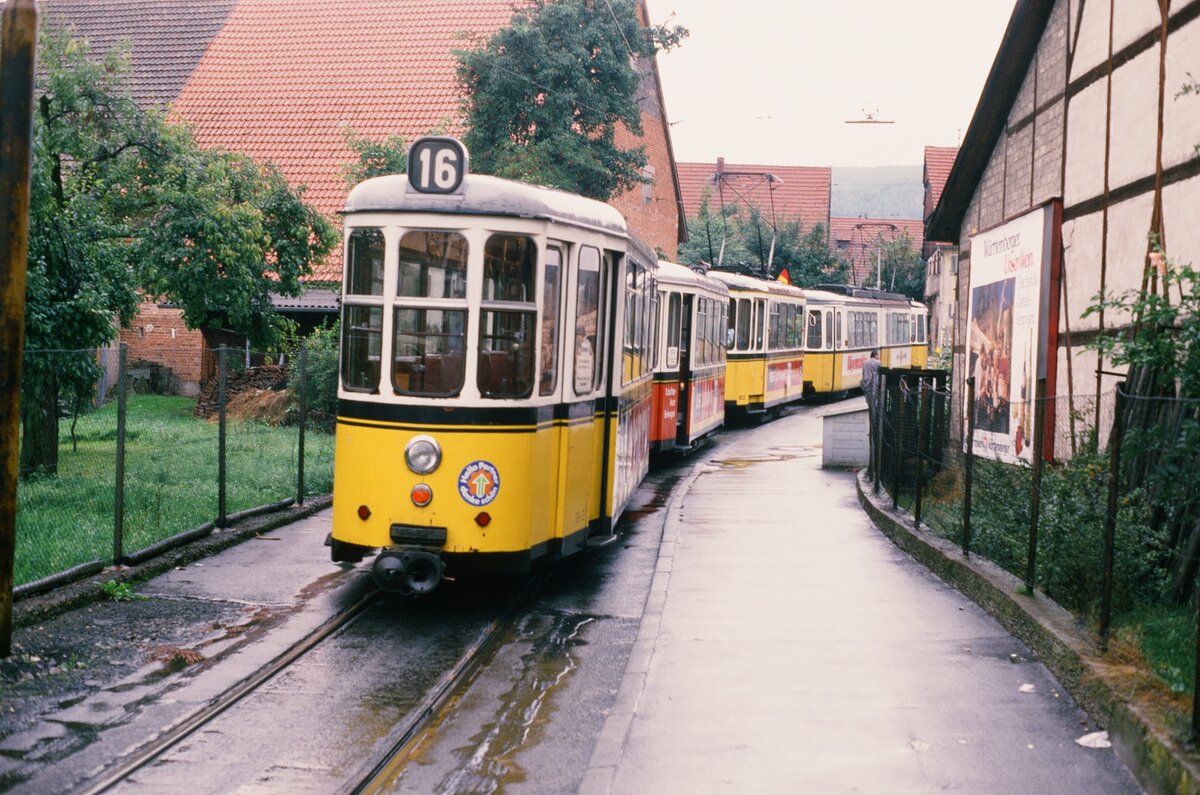 Gerlingen nahe Stuttgart war fr�her bekannt f�r seinen l�ndlichen Charakter mit der langgezogenen Stra�enbahnschleife und seinen Fachwerkh�usern. 1988 (?) fand dort eine Sonderfahrt statt mit TW 802 (MF Esslingen Serie T2) und zwei (!) Beiwagen der Serie B2. Der Museumszug hatte noch zu warten, da sich der regul�re GT4 Zug noch bei der Station neben der Feuerwache befand. Es ereignete sich ein regelrechter Stra�enbahnstau. 