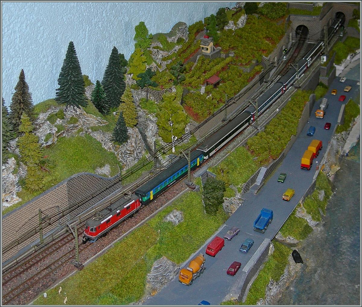 Gern gesehen und oft fotgrafiert wurde in den letzten Jahren die bunten Gotthard IR, die Locarno mit Basel und Zürich verbinden. Hier ist eine solcher im Modell zu sehen.
4. Juni 2016