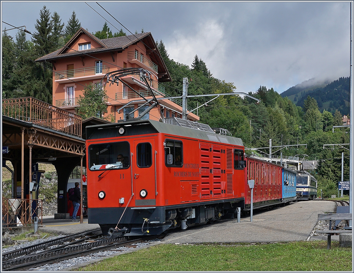 Gerne hätte ich den  Belle Epoque  Zug mit der Hem 2/2 11 bei Jaman fotografiert, doch bei der Fahrt Richtung Gipfel kam er mir schon in Caux entgegen, (also ein Stunde zu früh!), so dass kaum Zeit blieb, ihn richtig vor die Kamera zu bekommen. 
3. Sept. 2017