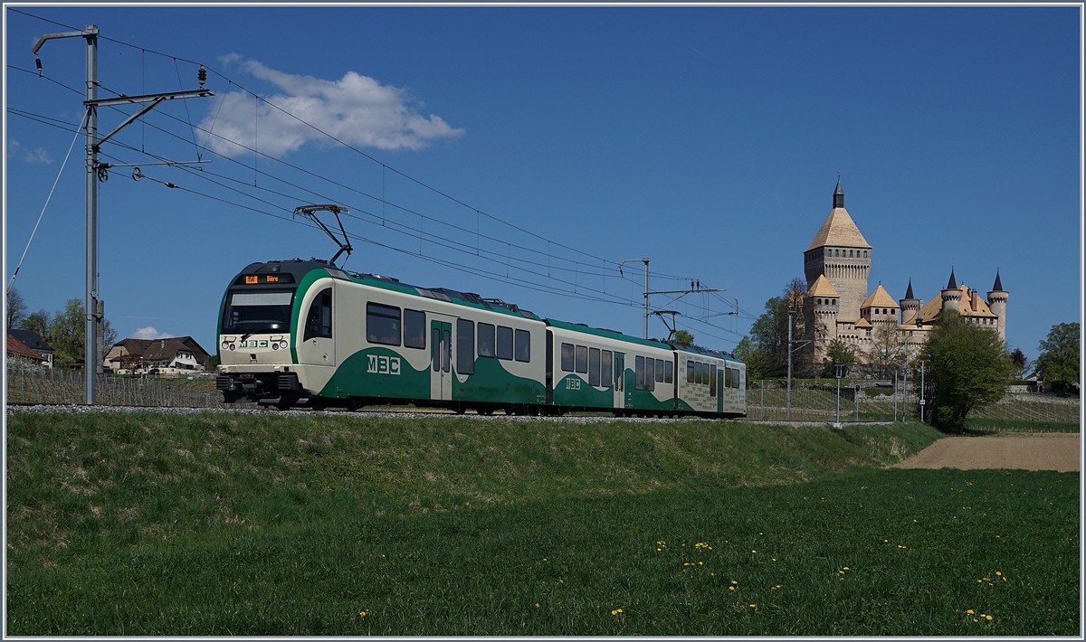 Gerne hätte ich vor der Kulisse des Château de Vuffens den BAM Kies-Güterzug Délises (Apples) - Gland fotografiert, doch dieser stand, scheinbar abfahrbereit, in Apples und kam nicht, so begnügte ich mich mit einem SURF Be 4/4 - B - Be 4/4 Regionalzug und dem Vorsatz wiederzukommen.
10. April 2017