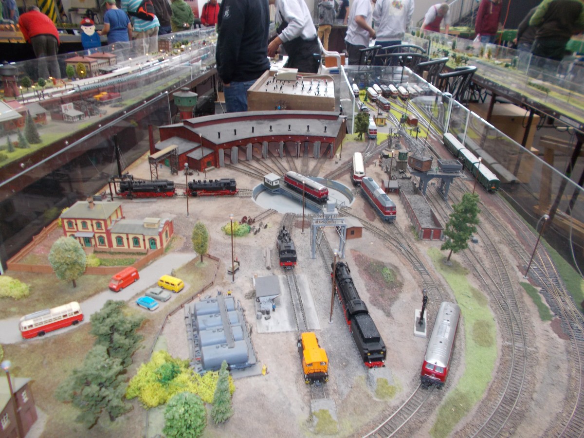 Gerne schaue ich mir Anlagen mit Bw`s an,so auch dieses H0 Bw das am 03.Oktober 2014 im Schweriner Eisenbahn-und Technikmuseum gezeigt wurde.