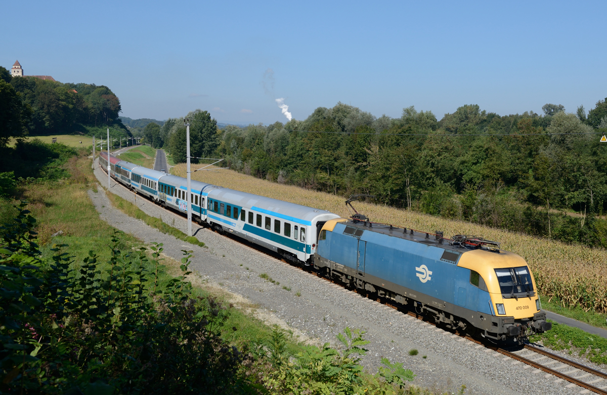 Gerüchten zu Folge soll der wochenendliche Einsatz der MAV-Baureihe 470 vor dem EC 150/151 Emona von Wien Hauptbahnhof nach Spielfeld-Straß und wieder retour  bereits zum großen Fahrplanwechsel im Dezember wieder Geschichte sein. 
Aus diesem Grund begab ich mich am 12. September 2015 nach Ehrenhausen um die 470 009 mit dem EC 151  Emona  auf ihrem Weg nach Spielfeld zu fotografieren. 
Im Hintergrund ist das bereits 1240 erstmals urkundlich erwähnte Schloss Ehrenhausen zu sehen. 