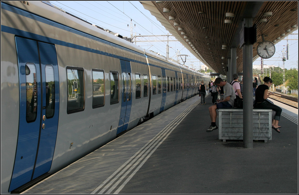Gerundete Seitenwand -

Der X60-Pendelzug Triebwagen (Alstom Coradia Nordic) hat eine deutlich nach außen gewölbte Seitenwand. Seine Breite beträgt 3258 mm, im Innern gibt es Sitzanordnung 2+3. Hier an der Station Arstaberg an in Tvärbanan (Querbahn), ein Stadtbahn umgestiegen werden.

22.08.2007 (M)

