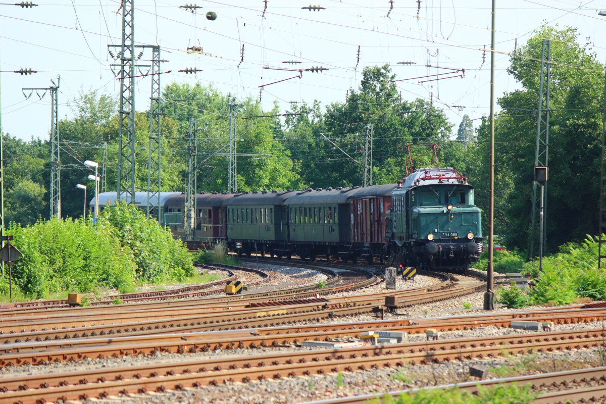 GES-Krokodil E94 088 aus Richtung Graben Neudorf kommend. An diesem Tag war die E-Lok im Auftrag der UEF Ettlingen als Sonderzug zwischen Speyer und Bruchsal unterwegs. /Juli2015