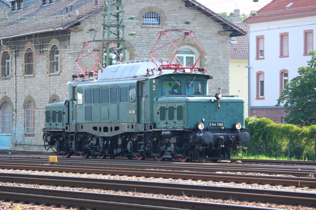 GES-Krokodil E94 088 rangiert im Bahnhof Bruchsal. Im Hintergrund ist das alte Zollgebäude zu sehen. /Juli2015