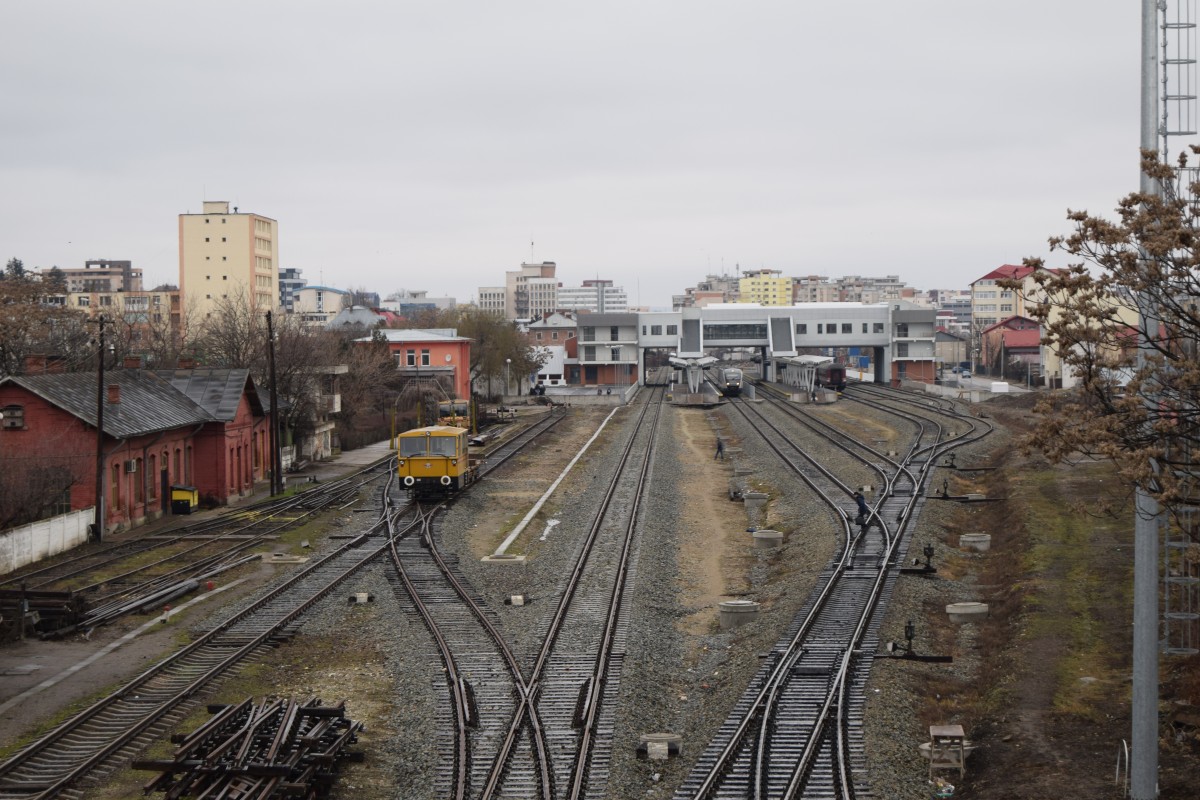 Gesamtansicht des Bahnhofs Pitesti gesehen von einer Fussgngerbrcke am 13.02.2016. Links ist ein Bahndienstfahrzeug der CFR zu sehen. In der entfernten Ebene ist auch ein Diesel-Triebfahrzeug der Baureihe 96 zu sehen.