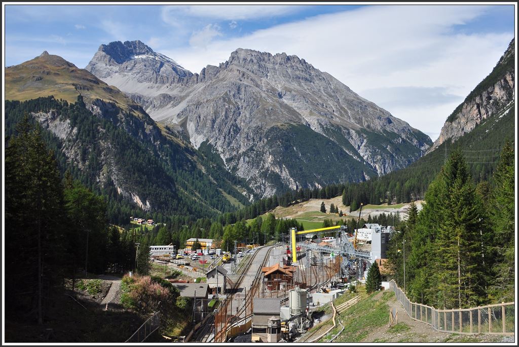Gesamtübersicht das Bahnhof Preda aus Richtung Albula. (15.09.2015)
