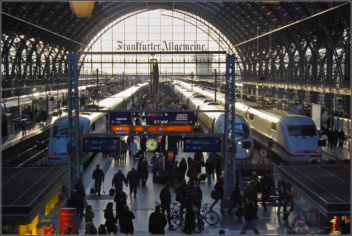 Geschäftiges Treiben im Gegenlicht am Hauptbahnhof Frankfurt. 26. Januar 2008, 16:05, ICE 626 aus Köln ist gerade eingefahren und ICE 77 nach Zürich steht abfahrbereit an Gleis 7.   

(Ersatz für ein altes 800-Pixel-Bild)
