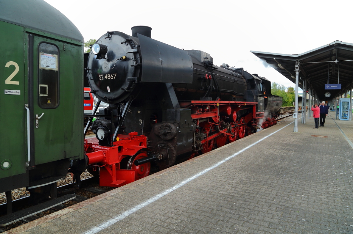Geschafft! Soeben ist 52 4867 am 05.09.2015 mit ihrem Sonderzug der HEF aus Frankfurt/Main zum Besuch der XXI.Dampfloktage im Bahnhof Meiningen eingelaufen.