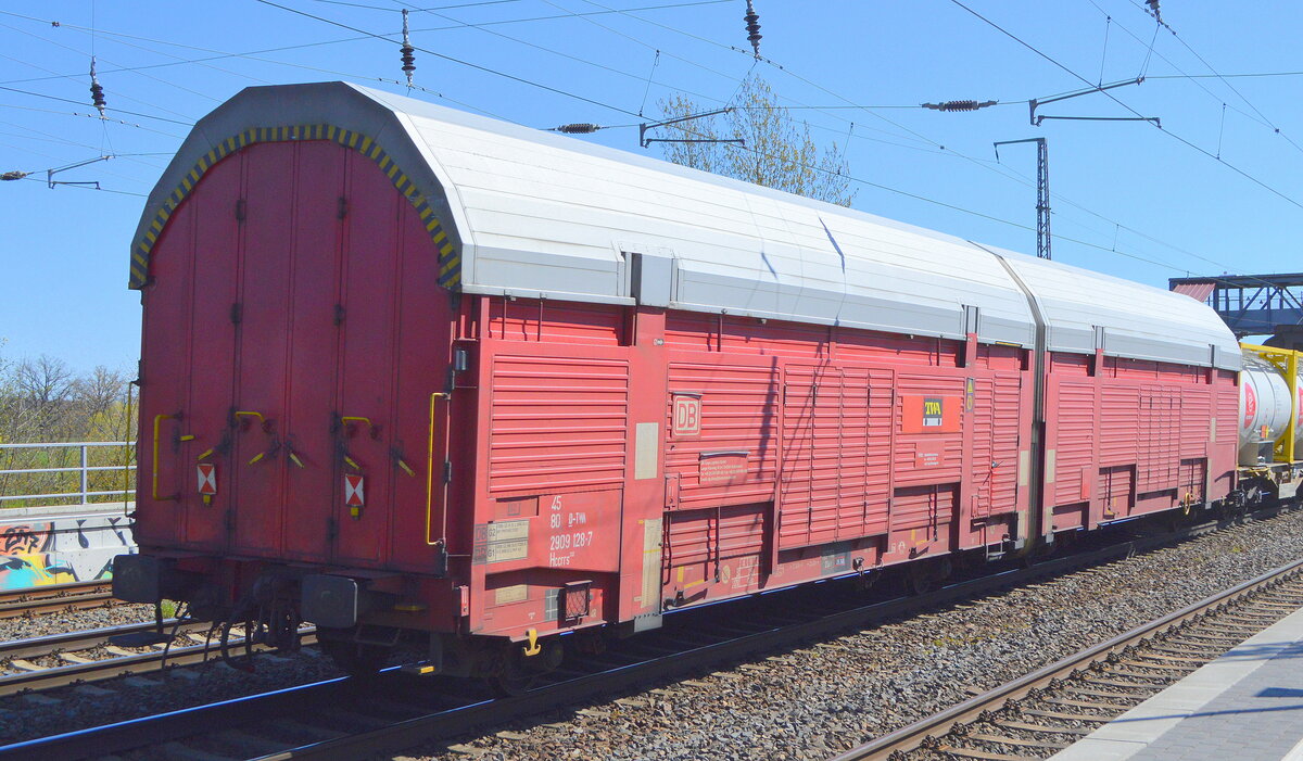 Geschlossene Wageneinheit für den Kfz-Transport vom Einsteller TRANSWAGGON vermietet an die DB Cargo Logistics GmbH mit der Nr. 45 80 D-TWA 2909 128-7 Hccrrs 332 in einem gemischten Güterzug am 27.04.21 Bf. Saarmund.